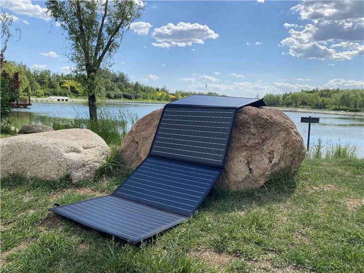 Kempování Použijte přenosný solární panel